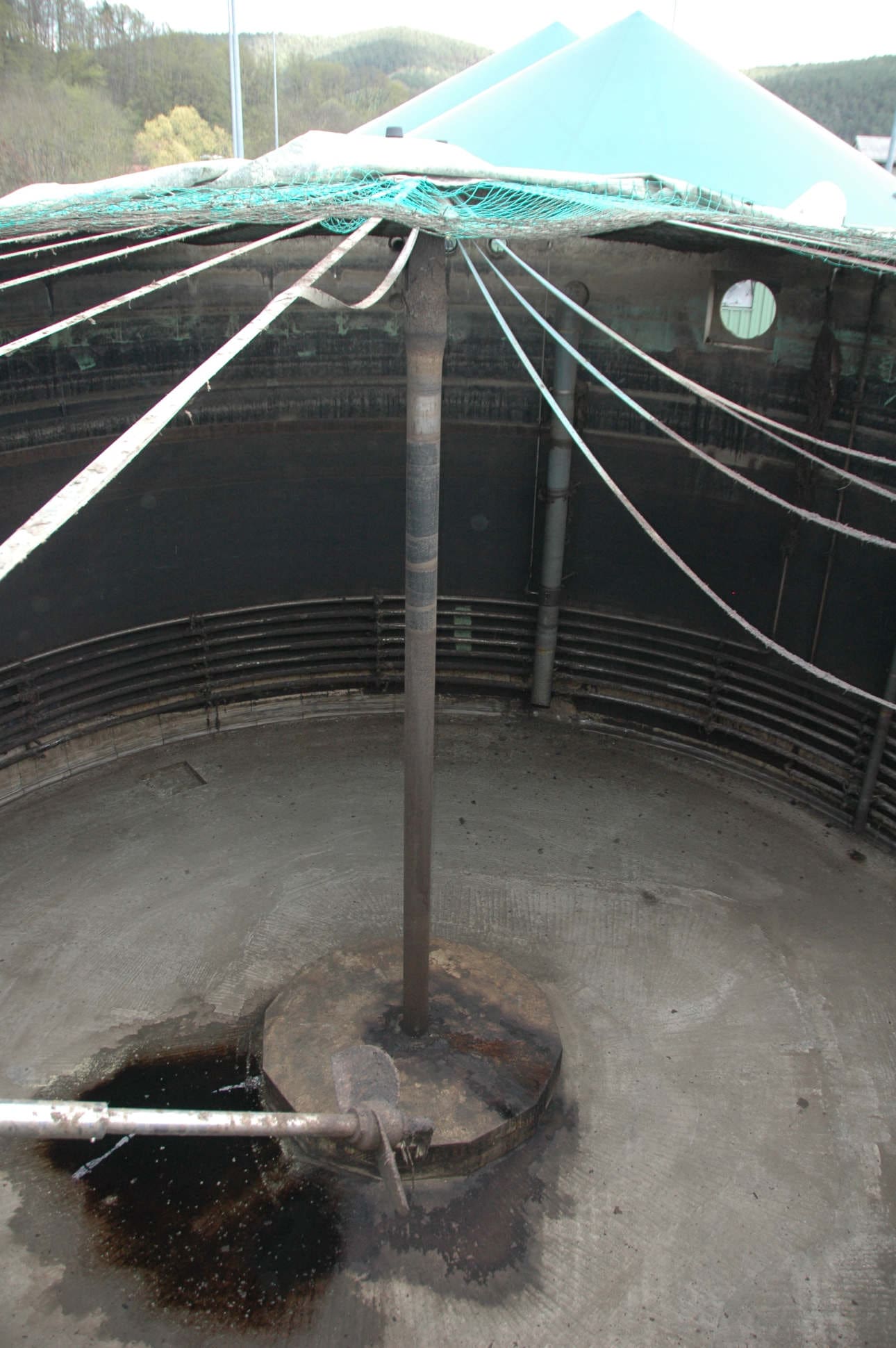 Baustelle: Der gereinigte Fermenter zeigt sich in einem grundsoliden Zustand (l.). Zuvor mussten Ablagerungen aufwendig ausgebaggert werden (M.). Das Rührwerk hat einen Lagerschaden. © Frank Hartmann