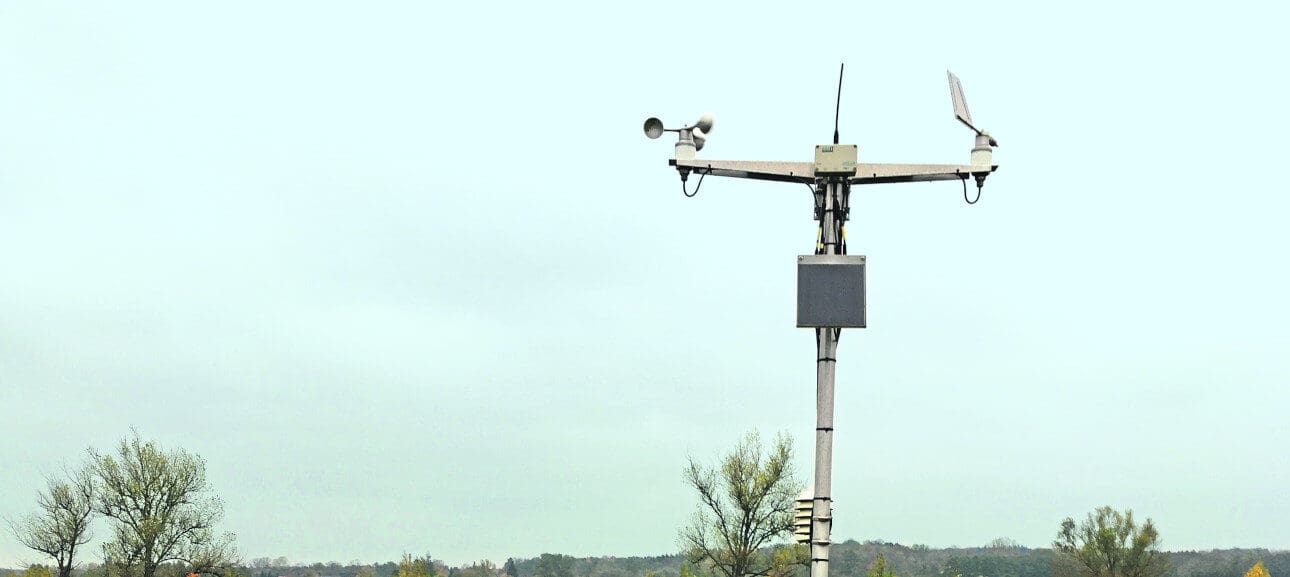 betriebseigene Wetterstation Richtig installiert und sorgfältig gewartet liefern hofeigene Wetterstationen verlässliche Daten. Dafür muss aber auch der Rasen um die Station regelmäßig gemäht werden.