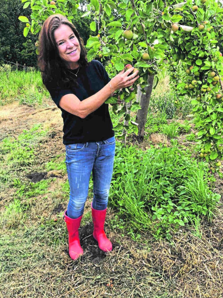 Anja Osswald, Vorstand im Institut zur Entwicklung des ländlichen Kulturraumes, auf der Baruther Streuobstwiese, auf der auch alte Apfelbäume stehen.