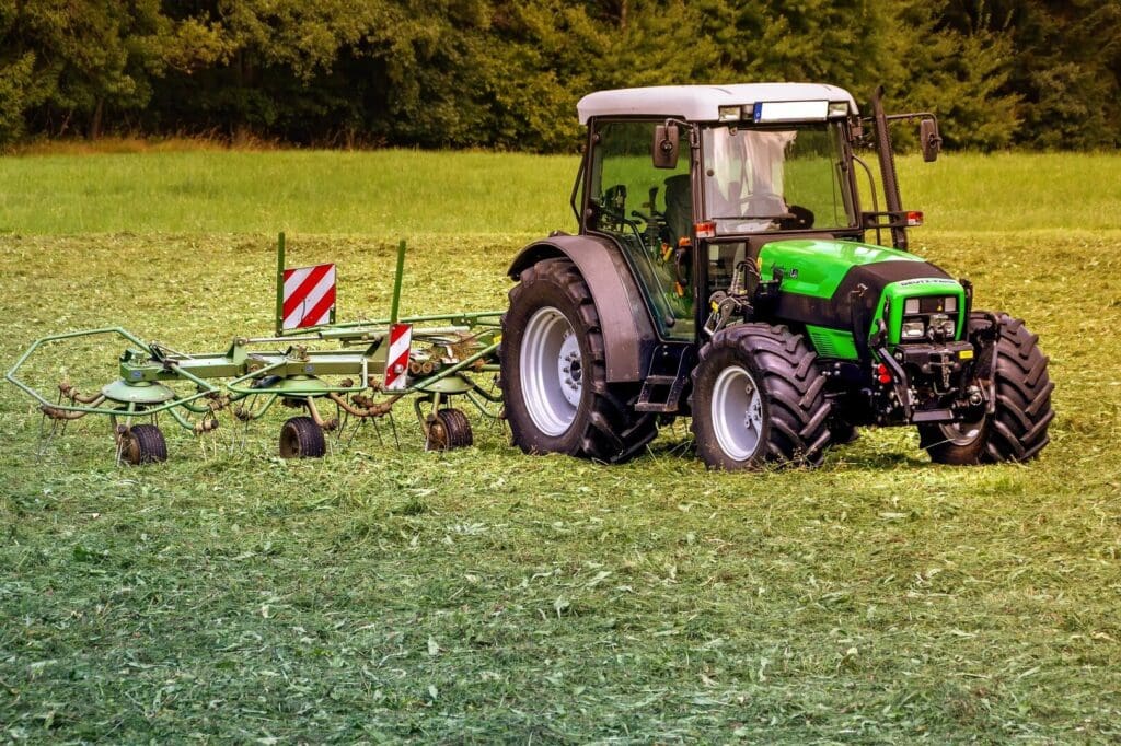 Traktor mit Häcksler dürfen mit der Führerscheinklasse T gefahren werden.