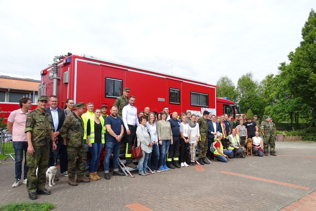 Gruppenfoto von Menschen bei einer ASP-Übung im Havelland