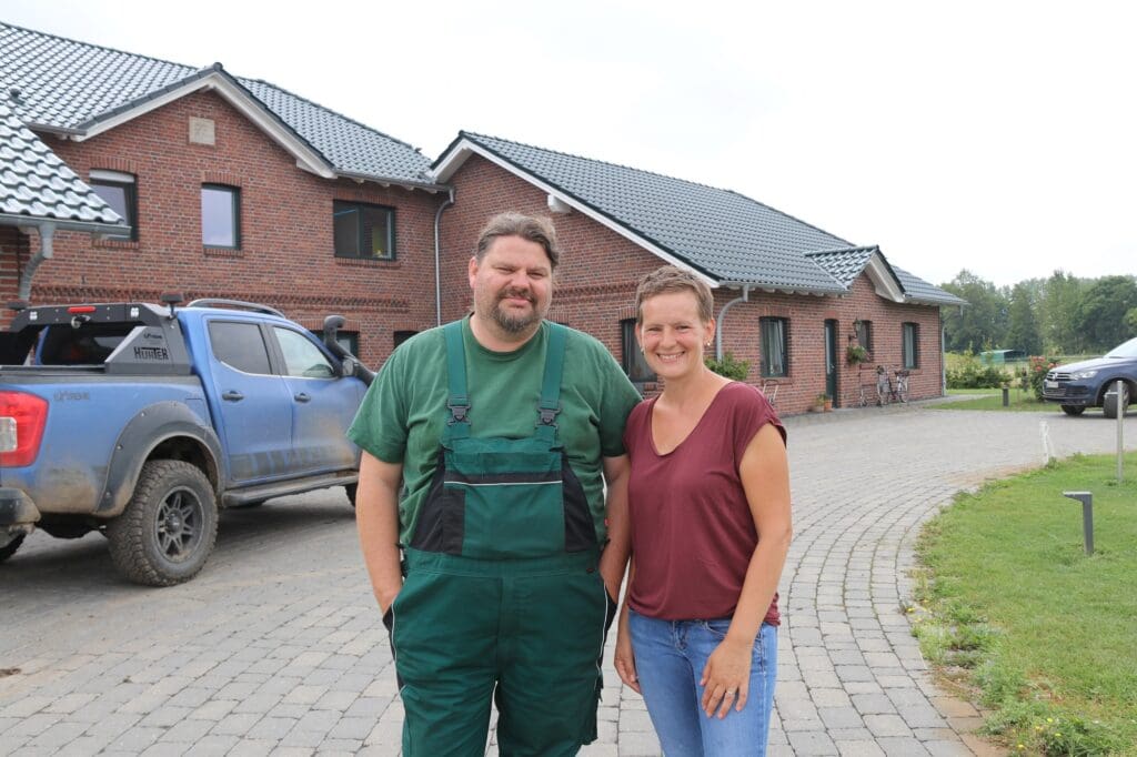 Christoph und Ilona Plass vorm Mehrgenerationenhaus (c) Heike Mildner