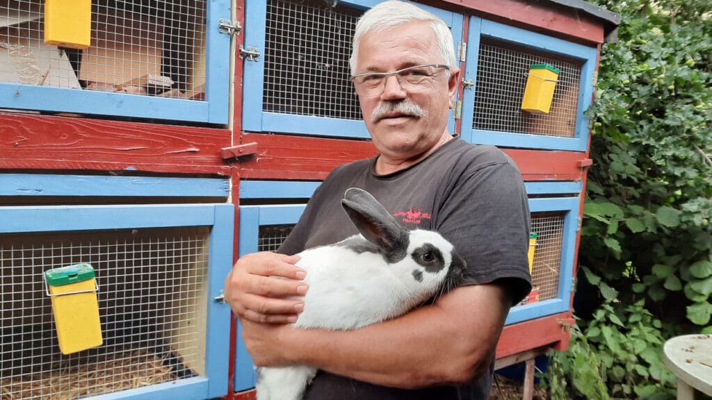 Nobert Bissa besitzt seit über 60 Jahren Kaninchen und hat mit ihnen schon viele Titel gewonnen. © Elke Ehlers