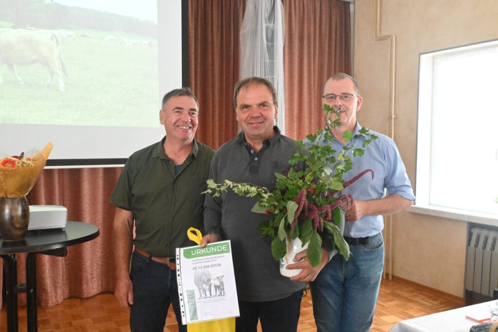 Die Ehrung der Agrarproduktion Gemizu Kremkau eG für die fruchtbarste aktive Mutterkuh 2022 nahm Ronald Arnold (M.) von KBR-Berater Bernd Priegnitz (l.) und LKV-Geschäftsführer Dr. Hans-Jörg Rösler entgegen.