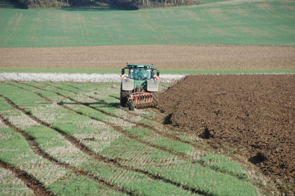 Bei frühlingshaftem Wetter wird die Winterfurche gezogen. © Frank Hartmann