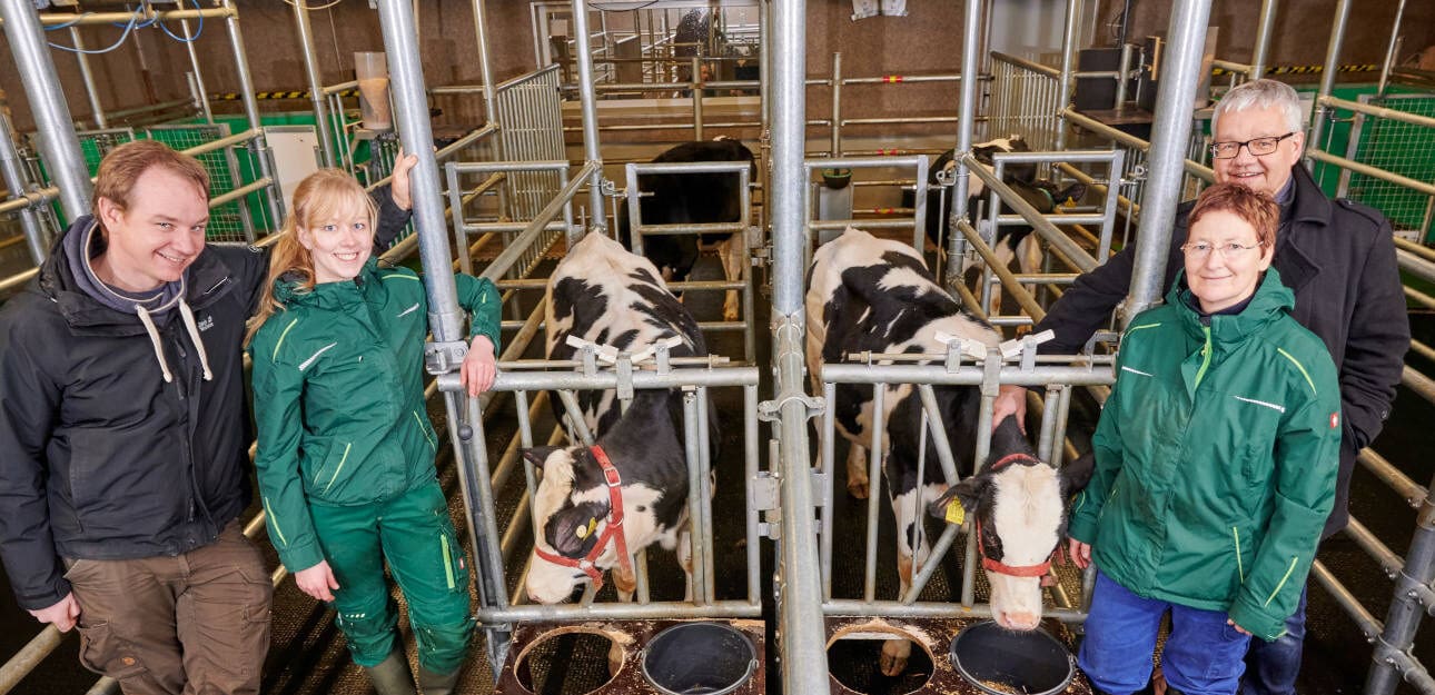 Aufmacher_Team Dummerstorf Forscher am FBN Dummerstorf: Tierarzt Volker Röttgen, Neele Dirksen, Katrin Siebert und Dr. Jan Langbein (v. l.) bringen Kühen bei, auf die Toilette zu gehen. Ihr Ziel ist es, Kot und Urin möglichst zu trennen.