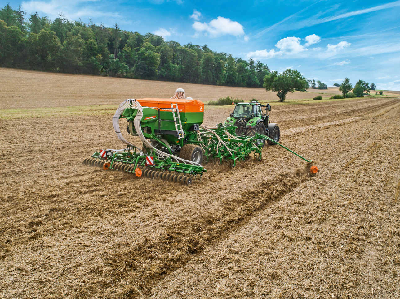 WB_PrimeraDMC6000_GreenDrill501 Großflächen-Sämaschine Primera DMC 6000 im kombinierten Einsatz mit dem Aufbausägerät GreenDrill 501.