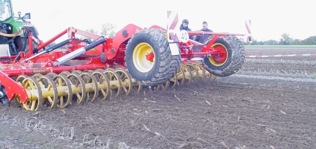 Scheibenegge Väderstad Carrier CRXT 525 mit CrossCutter Disc, 510 mm Durchmesser, zur Bodenbearbeitung, bei Maisstoppeln.