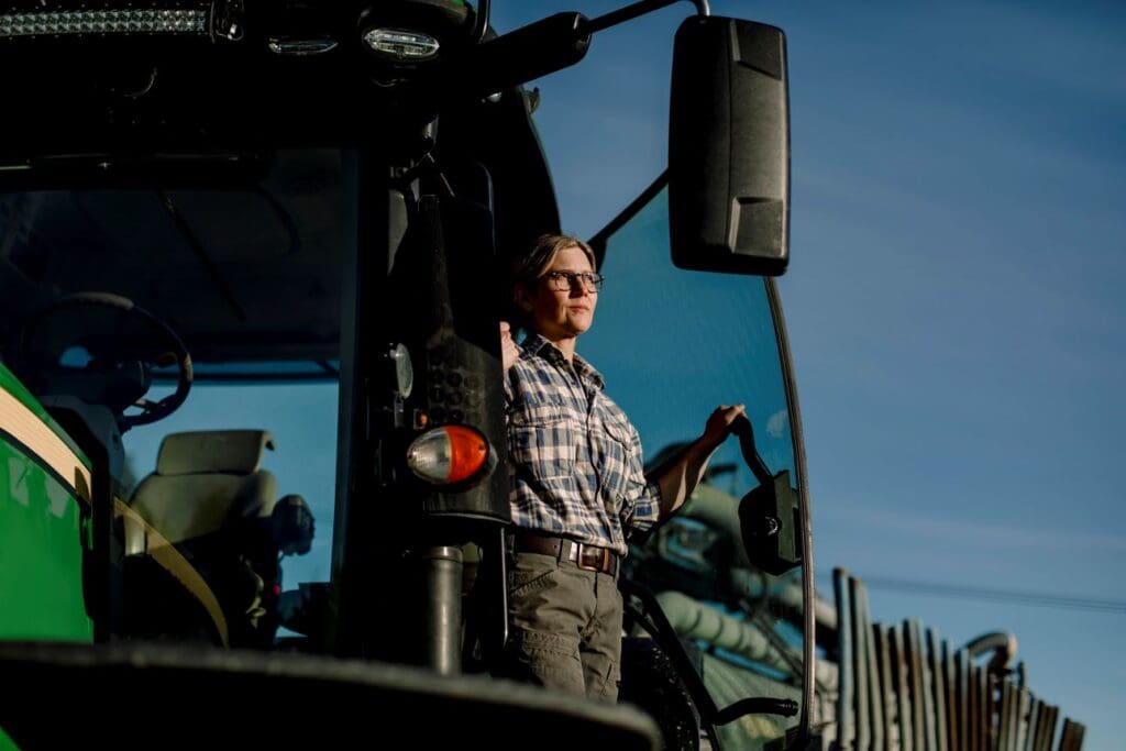 Landwirtin, aussteigend aus dem Schlepper