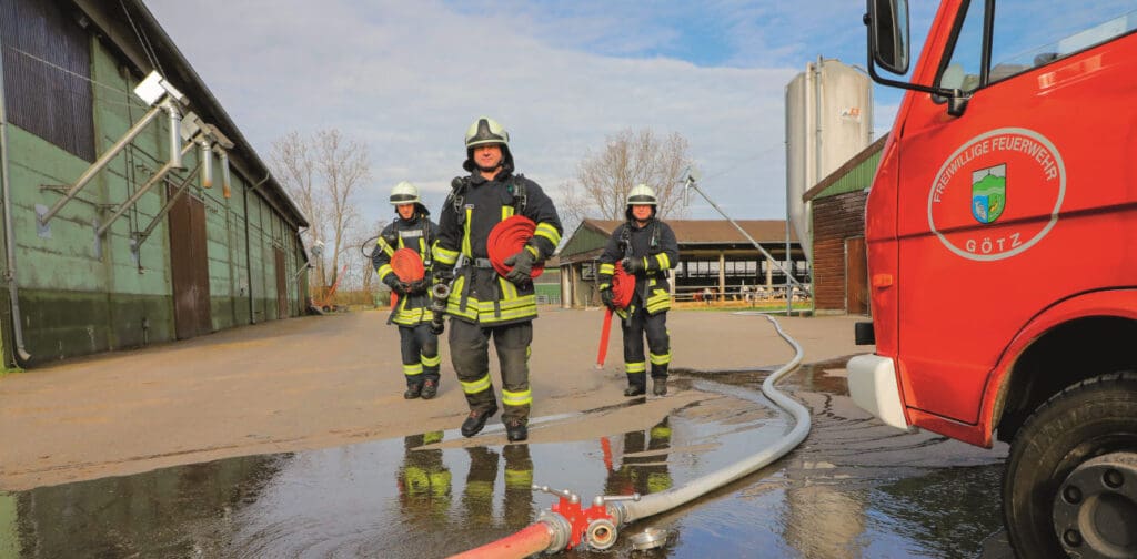 Kameraden der Freiwilligen Feuerwehr Götz packen zusammen