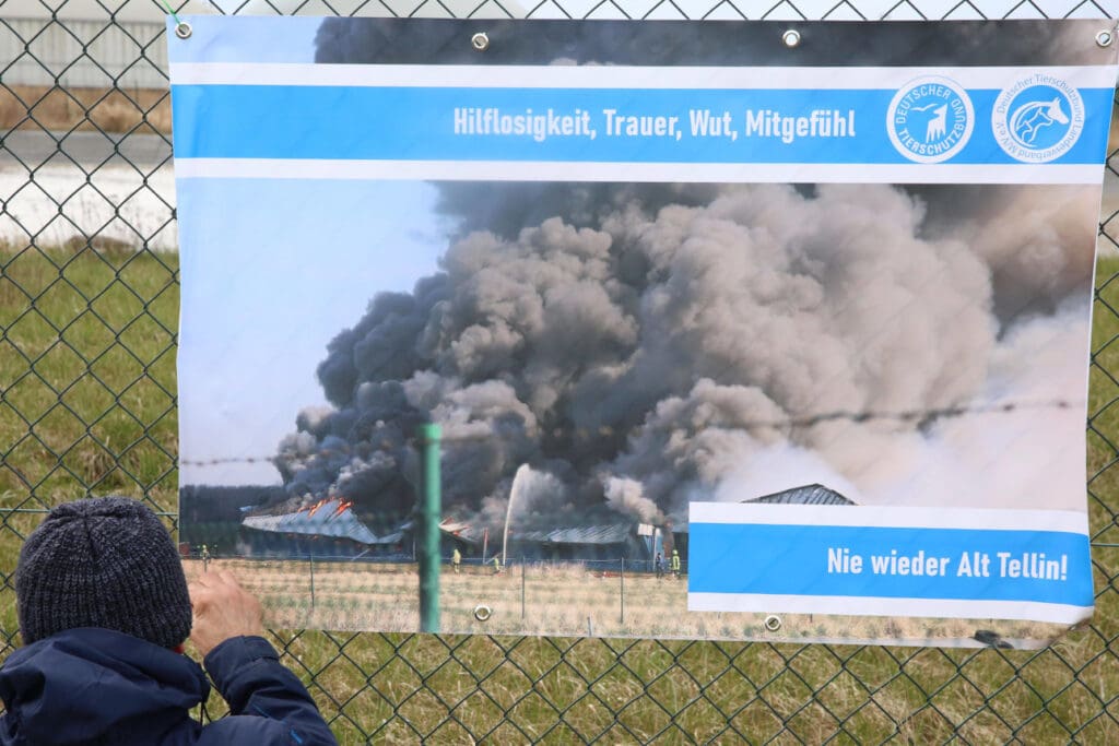 Plakat am Zaun zur Brandkatastrophe von Alt Tellin