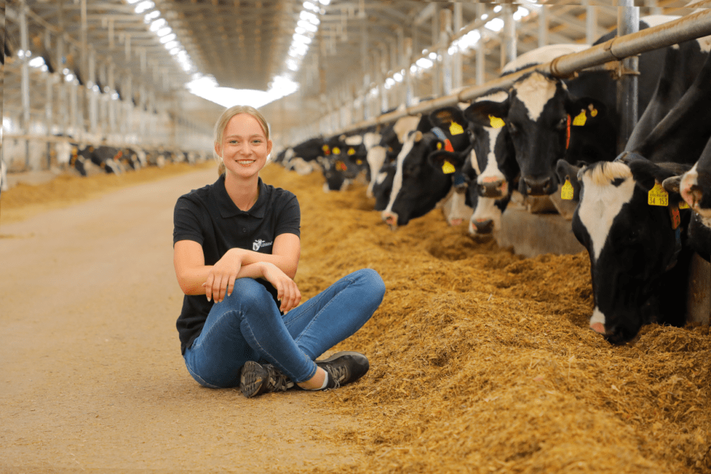 Franziska Aldag sitzend auf dem Futtertisch