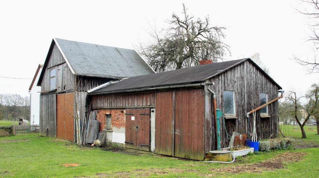 Sanierungsbedürftiger Drei-Seiten-Hof