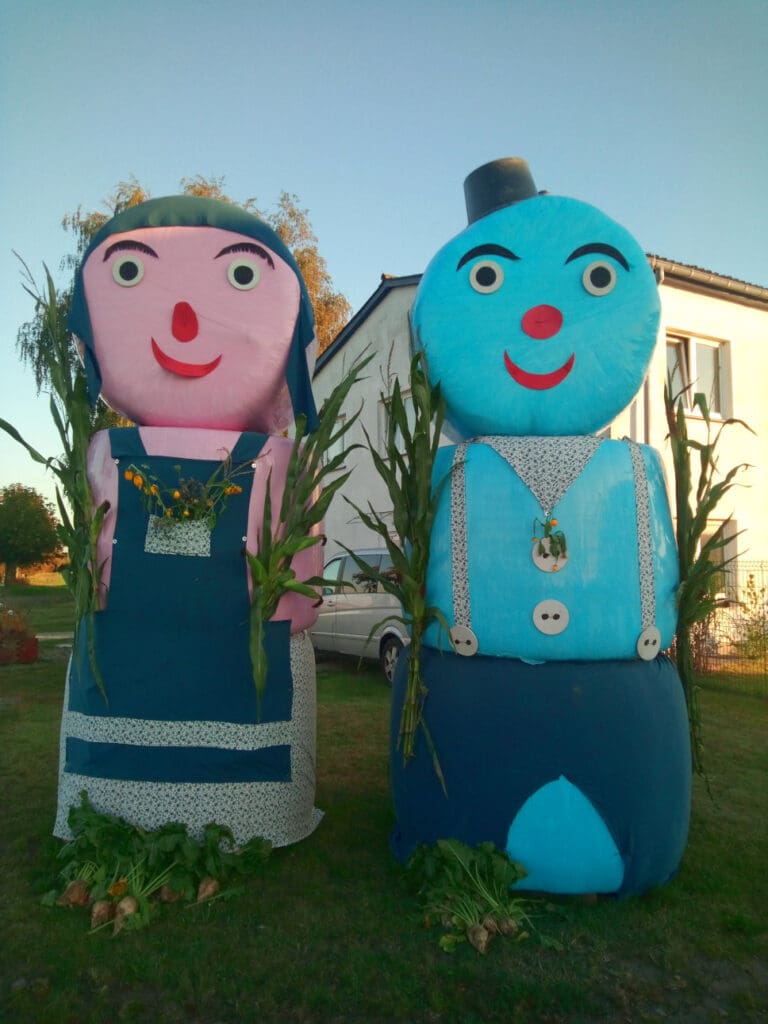 Pärchen aus Strohballen aus MV