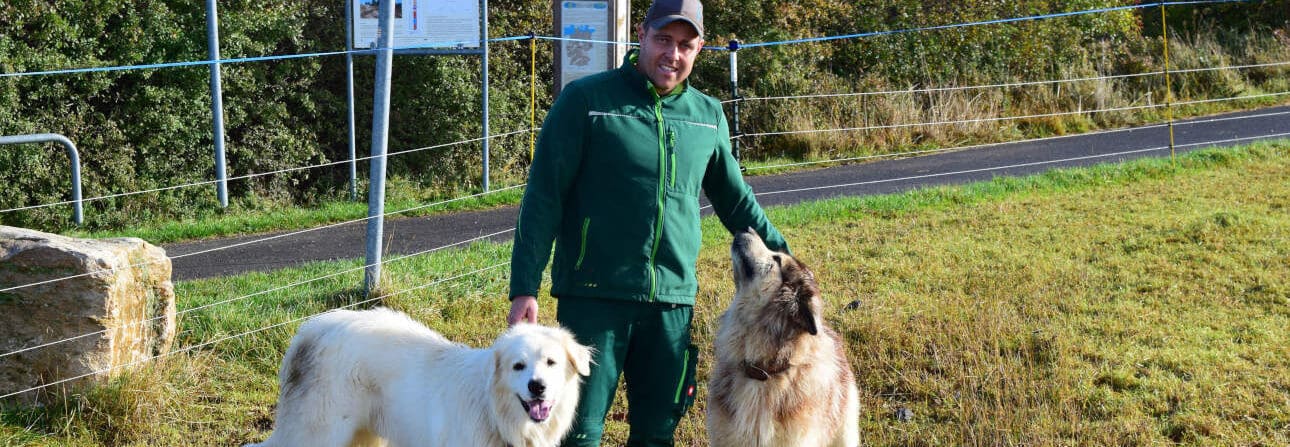 Friedrich Dübner mit Herdenschutzhunden Friedrich Dübner mit Herdenschutzhunden