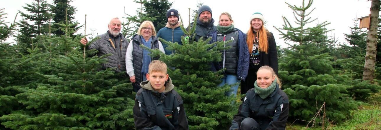 Familie Roder Die ganze Familie versammelt in der Weihnachtsbaumplantage: Bernd, Monika, Tim, Marcus und Ivonne Roder sowie Tims Freundin Filomena Gall (hinten v.l.). Vorn: Malte und Merle Roder mit Hund Pepper. (c) Silvia Kölbel