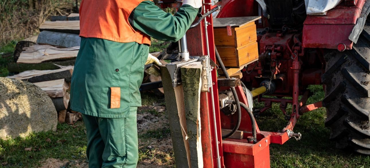 Holzspalter Arbeiten am Holzspalter