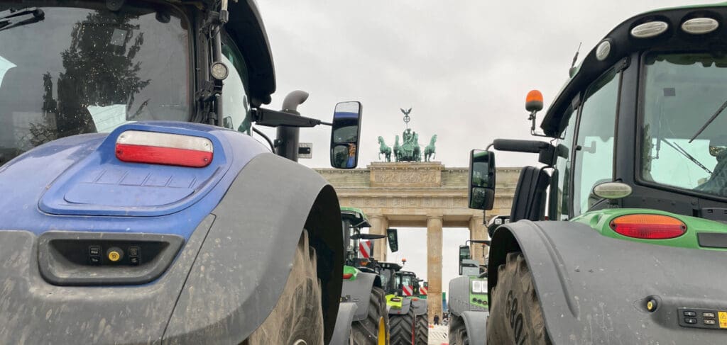 Traktoren stehen vor dem Brandenburger Tor