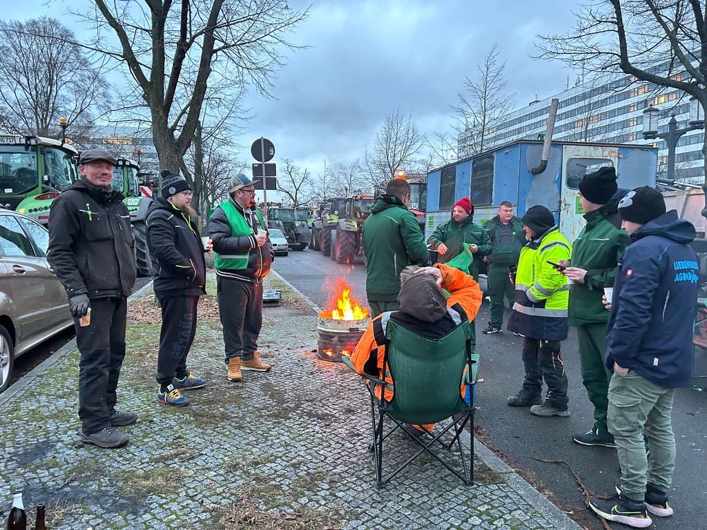 Landwirte am Morgen des 15.1. an der Deutschen Oper in Berlin.