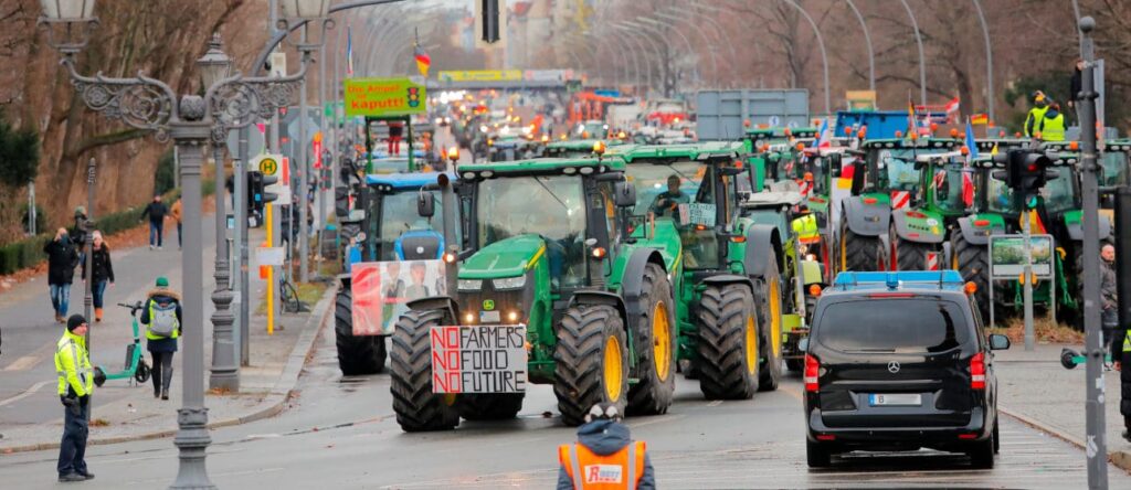Bauerndemo mit Traktoren in Berlin-Mitte am 15. Januar 2024