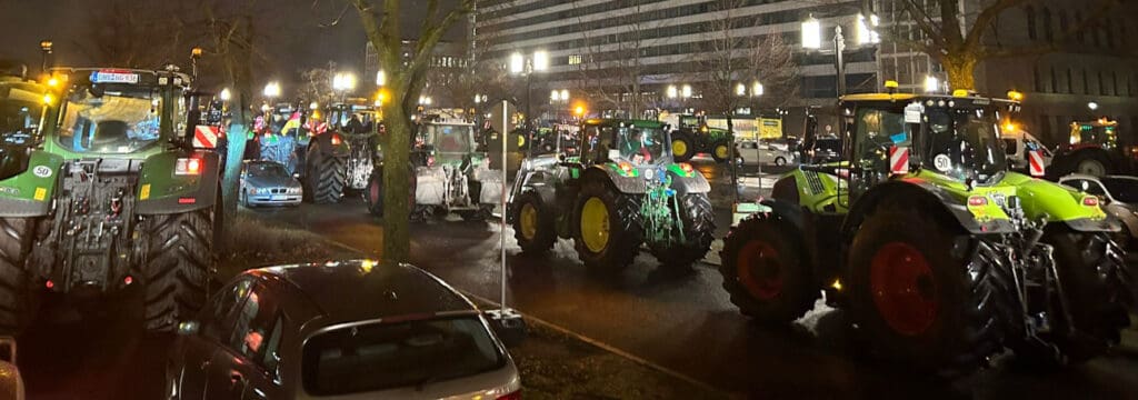 Bis zum Ernst-Reuter-Platz standen am Sonntagabend die Traktoren.