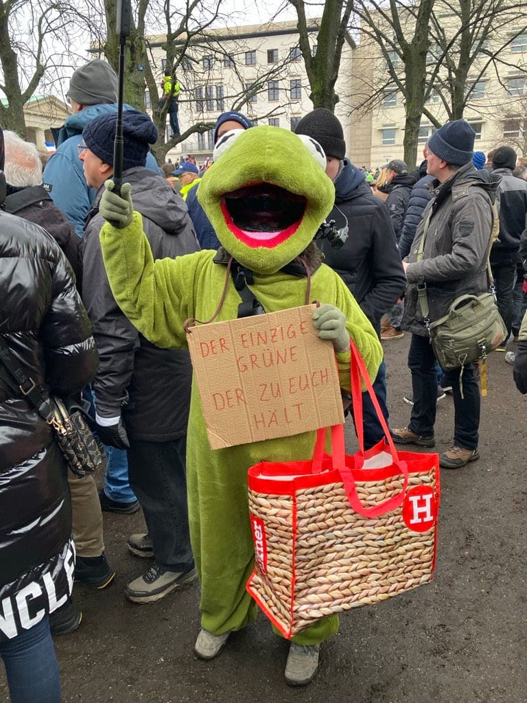 Grünes Maskottchen auf der Bauerndemo in Berlin am 15.1.2024
