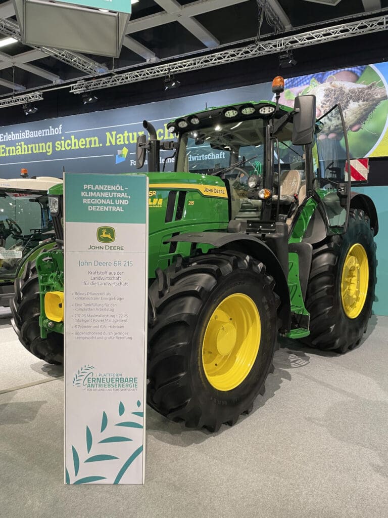 John Deere 6R 215 auf der Grünen Woche 2024 in Berlin