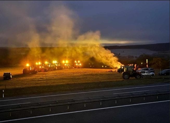 Mahnfeuer an A 71 bei Rohr. 