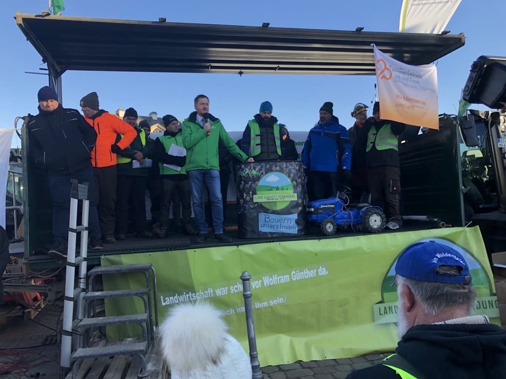 Demo in Dresden. Ministerpräsident Kretschmer spricht.