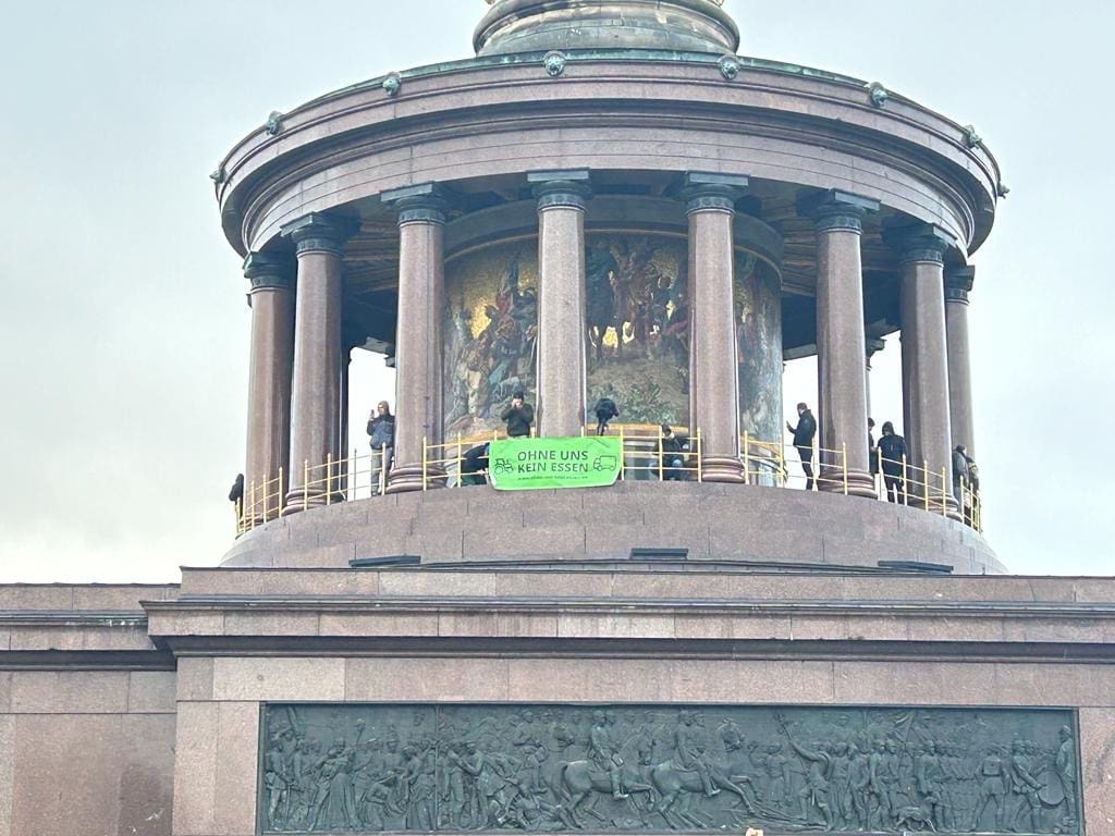 Plakat an der Siegessäule in Berlin