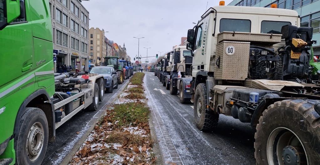 Kundgebung in Erfurt: Laut Polizei hatten sich 1600 Fahrzeuge auf den Weg in die Innenstadt gemacht. (c) Frank Hartmann