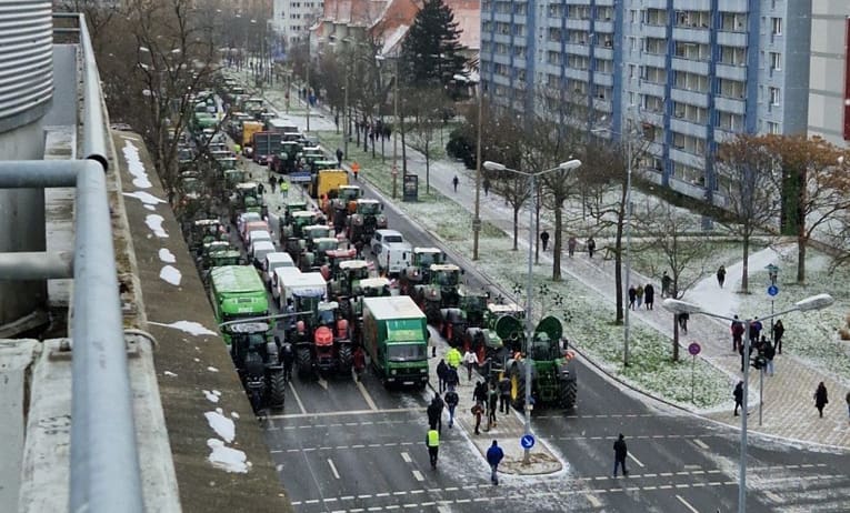 Kundgebung in Erfurt: Etwa 3000 bis 4000 Menschen wollten zum Juri-Gagarin-Ring in Erfurt. (c) Frank Hartmann