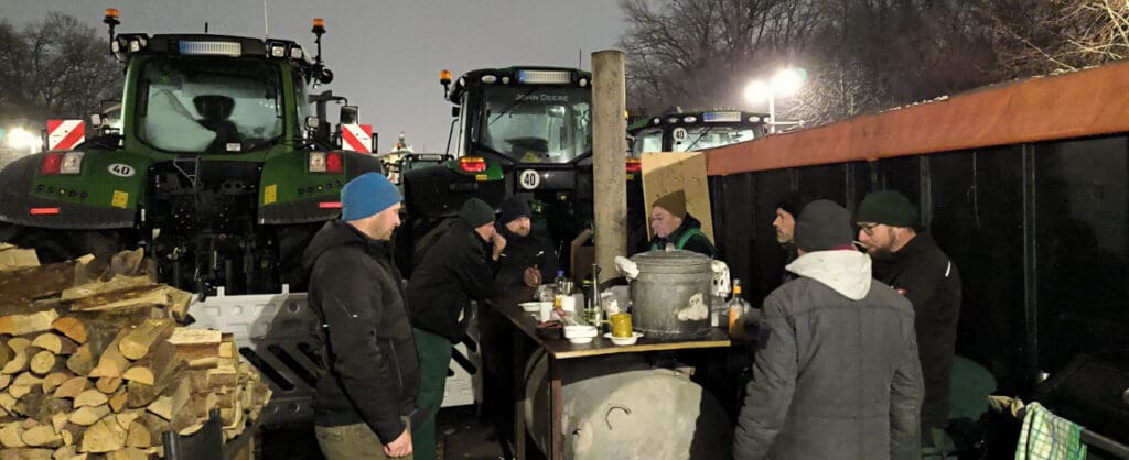 Tag und Nacht harren Landwirte in Berlin aus.