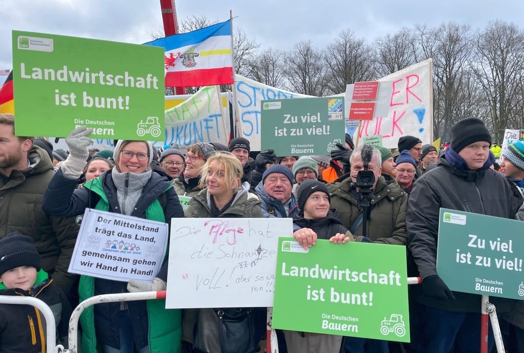 Teilnehmende auf der Bauerndemo am Brandenburger Tor 15.1.