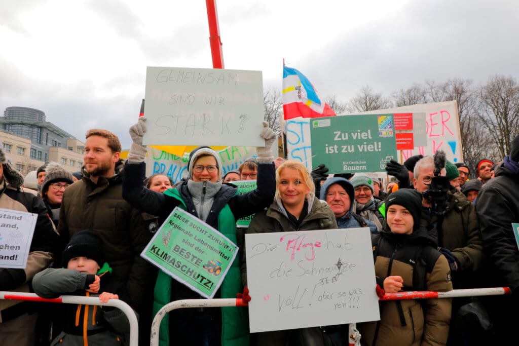 Teilnehmende bei der Bauerndemo mit Protestschildern