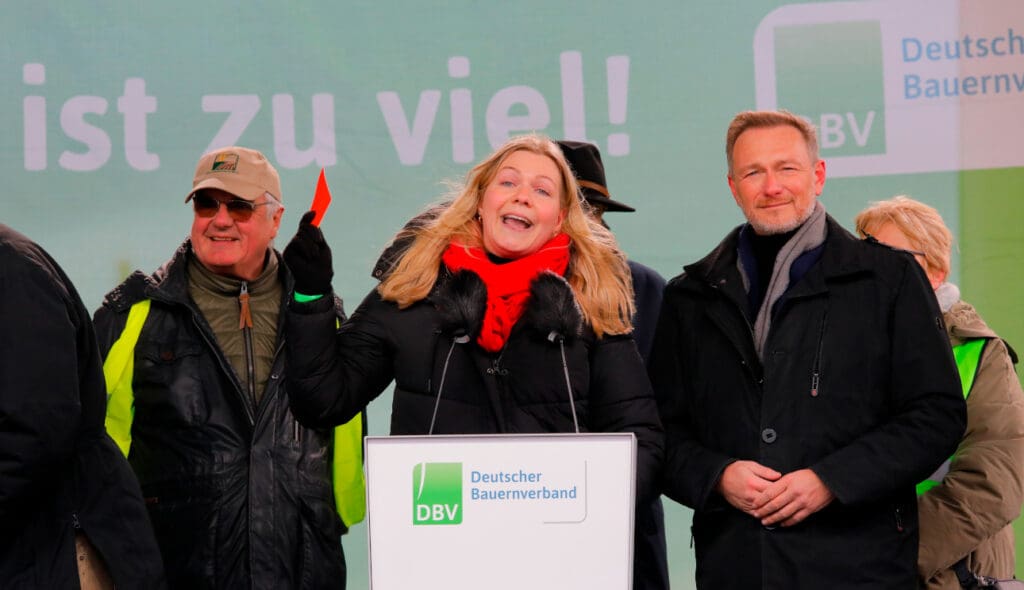 Theresa Schmidt zeigt Lindner die rote Karte