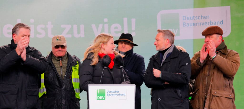 Theresa Schmidt bei der Kundgebung der großen Bauerndemo 2024