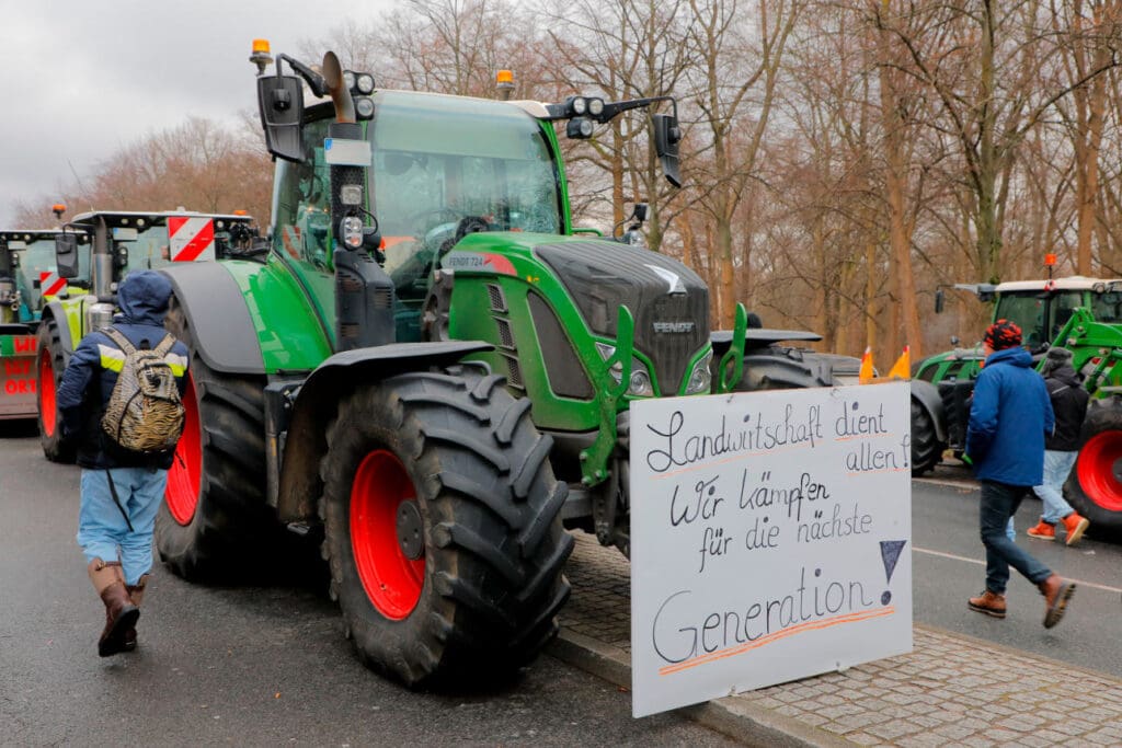 Traktor mit Protestschild in bei der Bauerndemo in Berlin