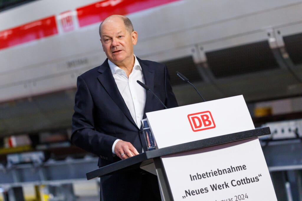 Olaf Scholz im Bahnwerk in Cottbus.