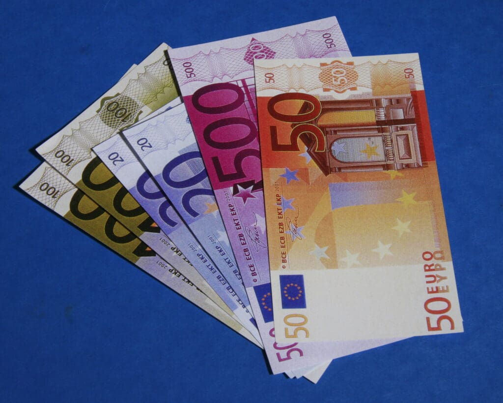 Banknoten im Wert von 770 Euro liegen aufgefächtert auf einer blauen Oberfläche.