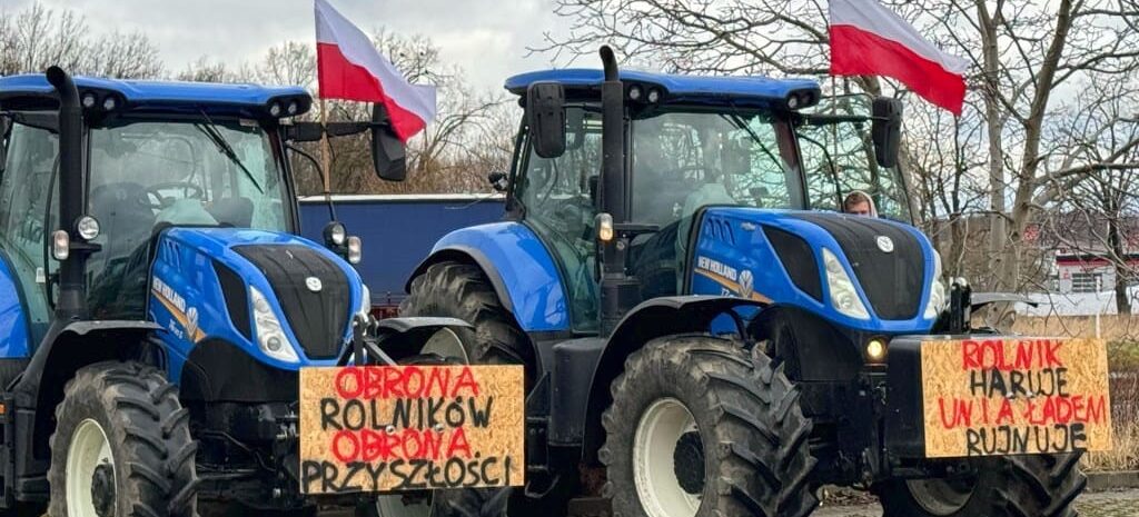 Traktoren mit polnischer Flagge und Transparenten bei einer Kundgebung in Zgorzelec.