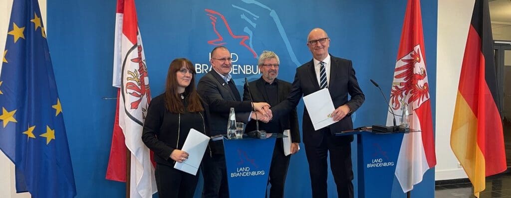 Finanzministerin Katrin Lange, Landesbauernpräsident Henrik Wendorff, Agrarminister Axel Vogel und Ministerpräsident Dietmar Woidke nach dem zweistündigen Treffen vür der Fotowand in der Staatskanzlei. (c) Meike Mieke/LBV