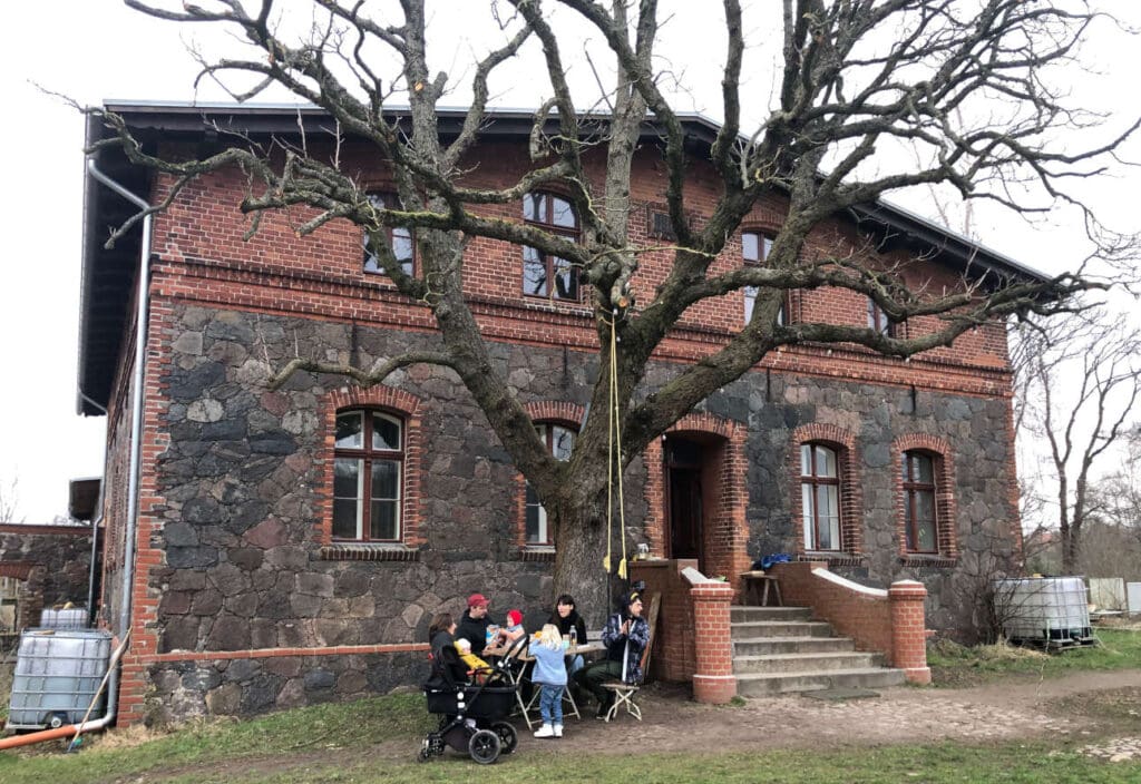 Das Schweizer Haus auf dem Hof Prädikow wurde für die Melker gebaut. Später beherbergte es alkoholkranke Rehabilitanten, heute junge Familien.