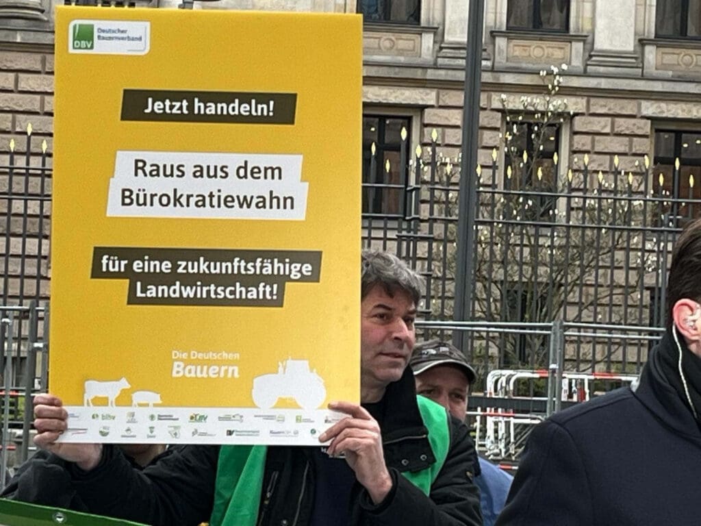 Thomas Kläber von der Agrargenossenschaft Ranzig hält ein Protestplakat in die Höhe anlässlich der Protest-Aktionen der Landwirte zur Bundesratssitzung am 22. März 2024.