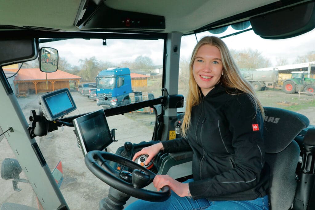 Marleen Koning im Traktor