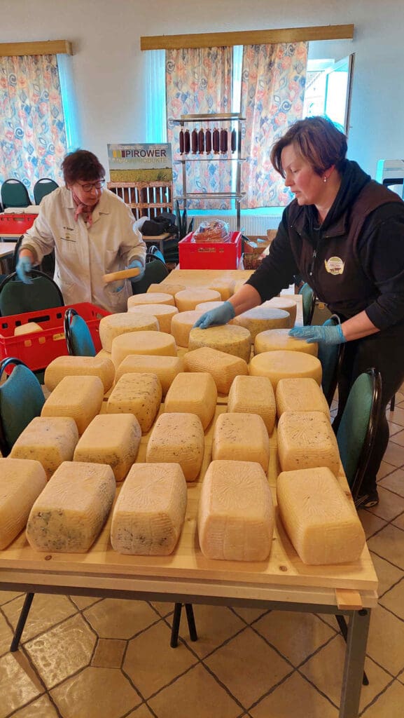 Die gereiften Käselaiber werden für den Verkauf vorbereitet.
