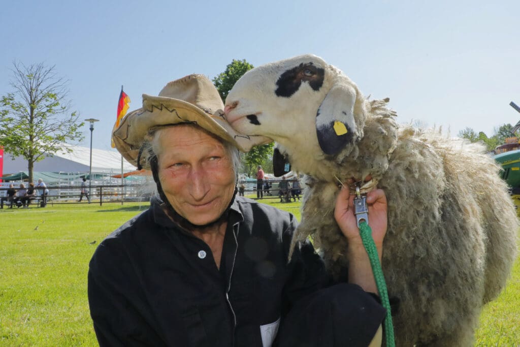 Steffi Kühne aus Ragösen mit Zucht-Bock Rambo