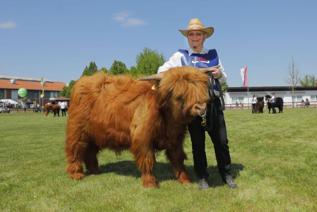 Volker Danneberg aus Oehna mit dem Highland-Cattle-Bullen Paul auf der BraLa 2024