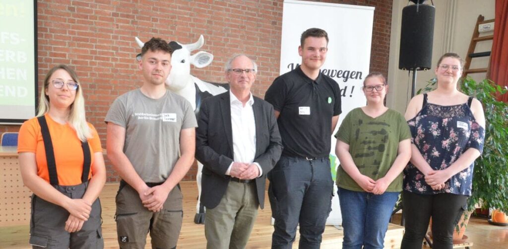 Berufswettbewerb Sachsen-Anhalt: Sachsen-Anhalts Agrarstaatssekretär Gert Zender (3. v. l.) gratulierte dem Team Sachsen-Anhalt zur Qualifikation für den Bundesentscheid. Mit dabei sind Fiona Teitz, Jack Sommer, Ben Erik König, Lena Steffen und Sophie Großmann (v. l.).