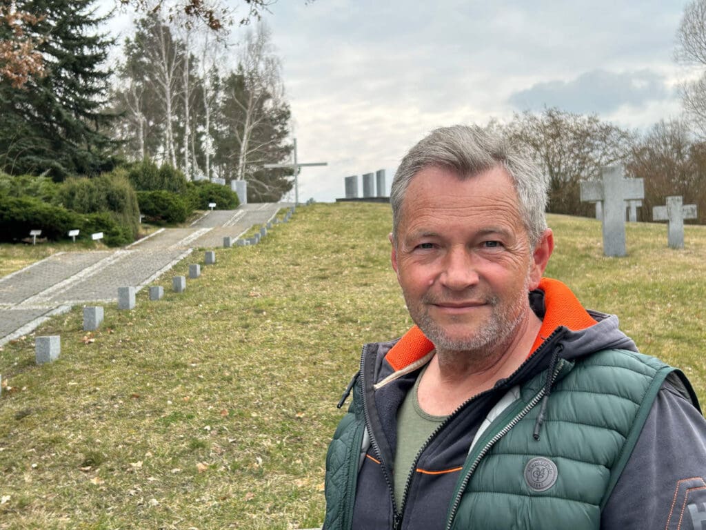 Joachim Kozlowski ist seit 16 Jahren der einzige Umbetter des Volksbundes Deutsche Kriegsgräberfürsorge, der in Deutschland tätig ist. Für viele ältere Oderbrücher ist er immer noch „der Neue“, der Nachfolger von Erwin Kowalke. © Heike Mildner